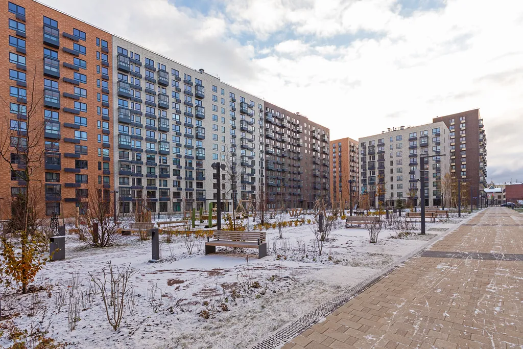 Современная студия с панорамными окнами в центре