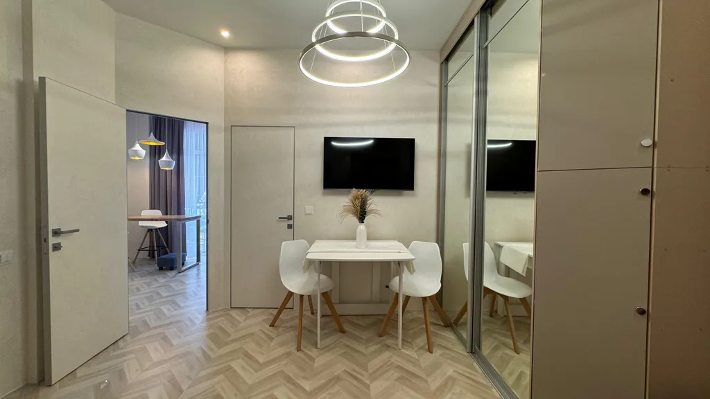 Евротрехкомнатный апартамент с балконом на первой линии