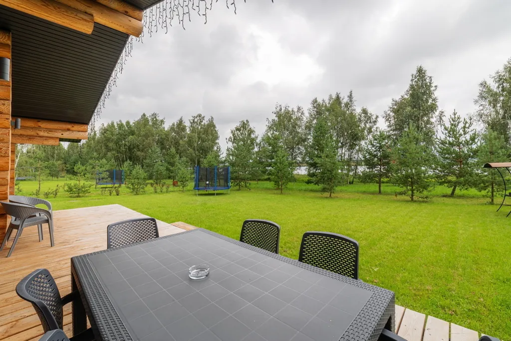 Дом на берегу большого озера