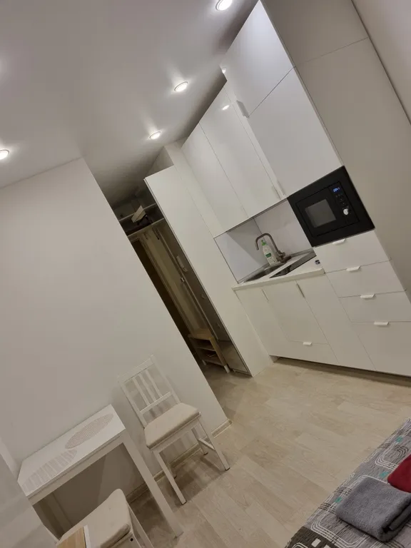 Студия с видом на город