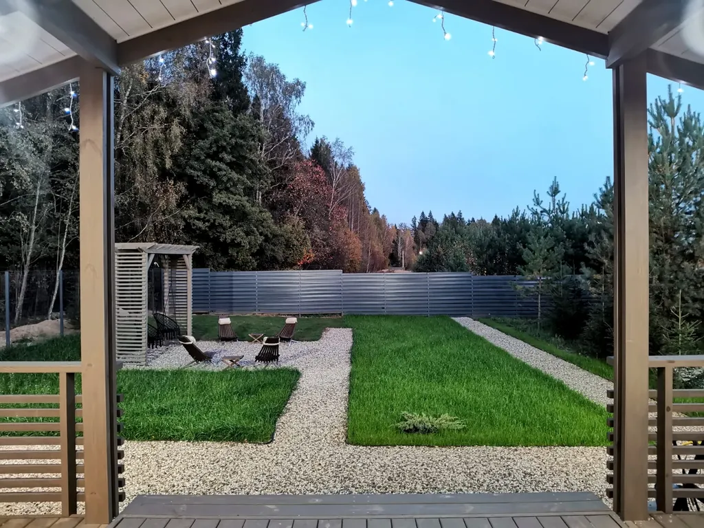 Панорамный дом в окружении леса на берегу водохранилища