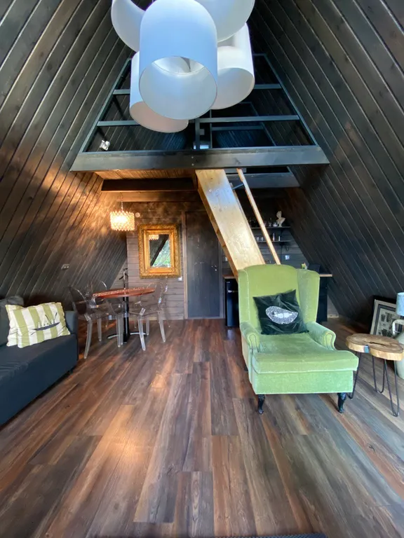 Дом на берегу реки с видом на закат