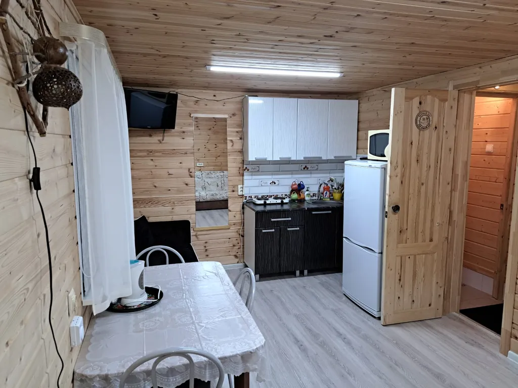 Домик цвета солнца