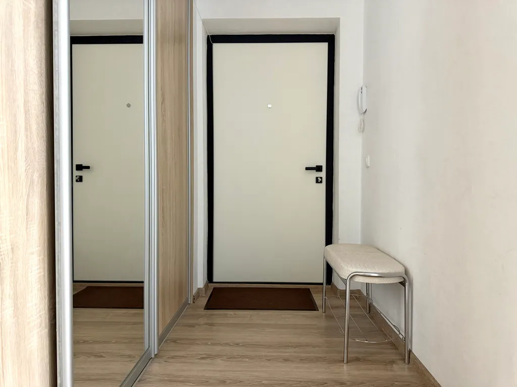 Комфортная квартира с детской кроваткой