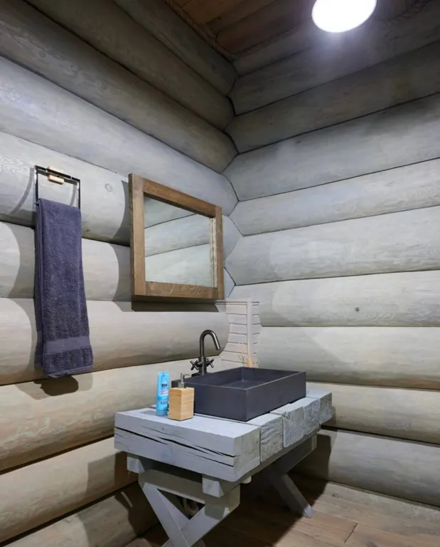 Деревянный коттедж из рубленого соснового бревна