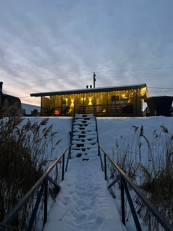 Теплый домик на берегу озера с баней и чаном