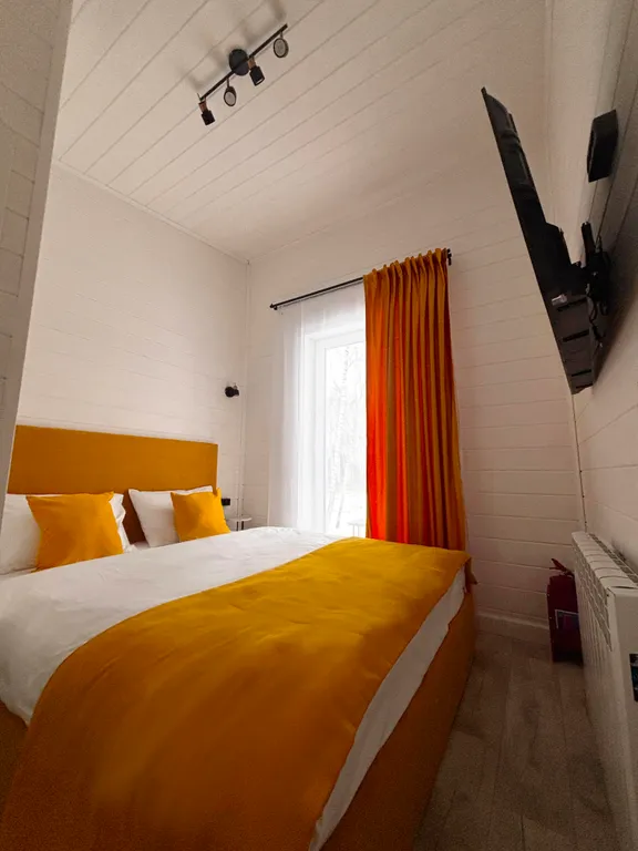 Домик у озера с купелью