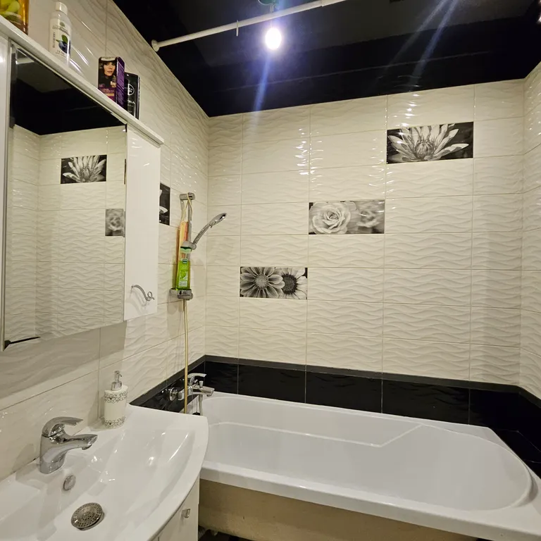 Большая квартира с лоджией в центре города