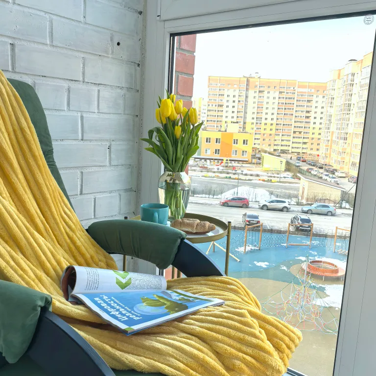 Тюльпаны & солнце: стильная 1-комнатная квартира в современном доме