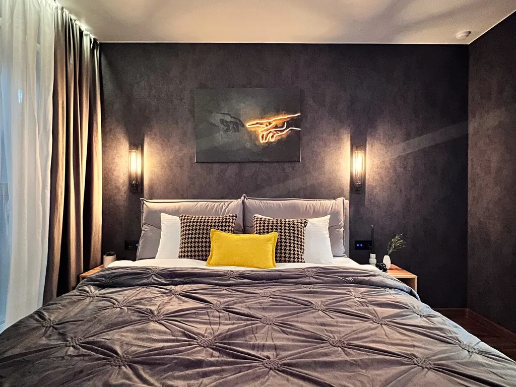 Уникальная cтудия с мини-бассейном на двоиx