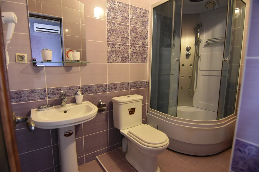 Фиолетовый номер с камином