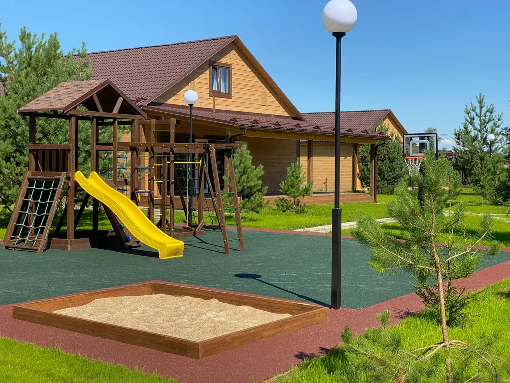 Просторный двухкомнатный коттедж в лесу у пруда