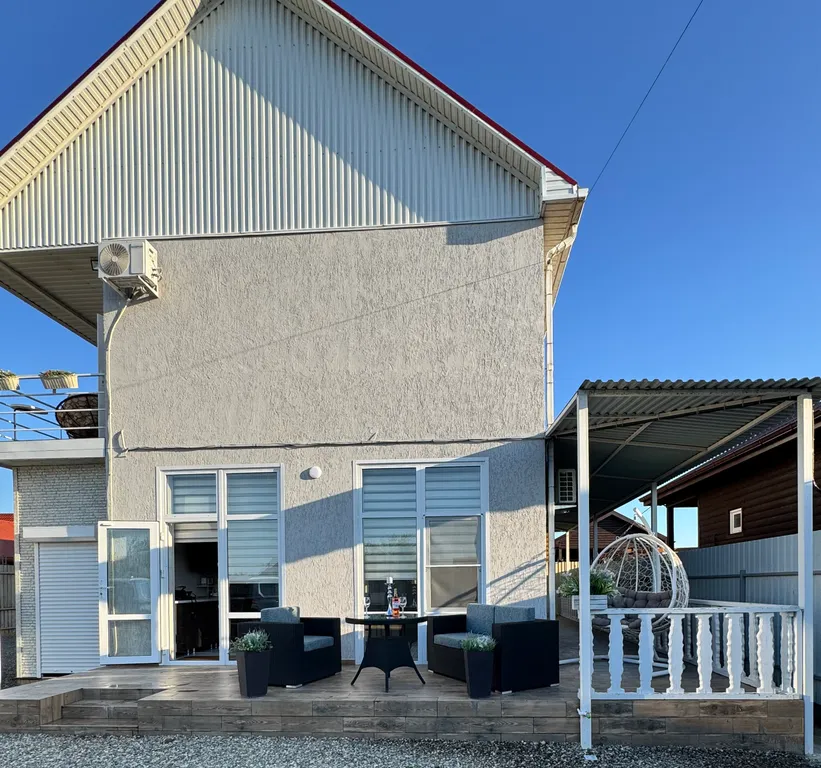 Дом с отдельным въездом и двором