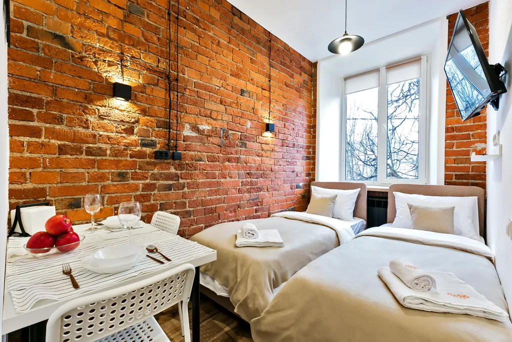 Современная студия с видом на городские огни