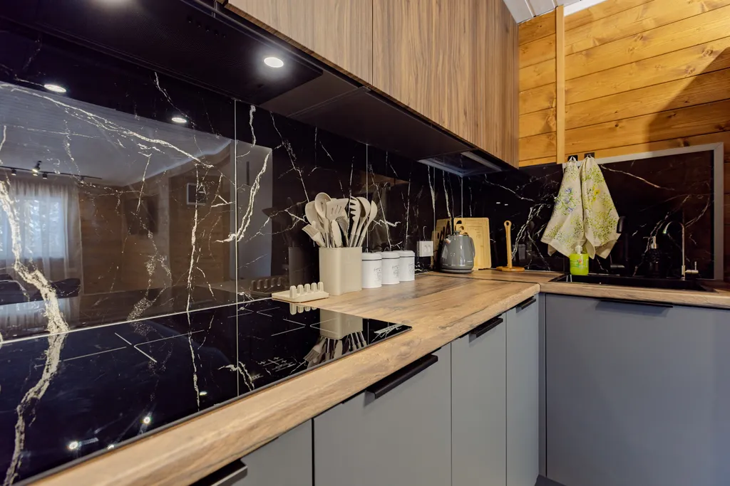 Коттедж Уютный дом с 2 спальнями с видом на лес — Крошнозеро