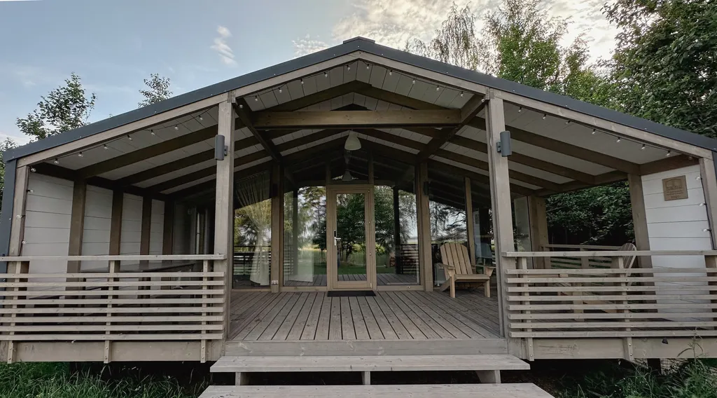 Коттедж Дом в лесу на берегу озера — Плодовое