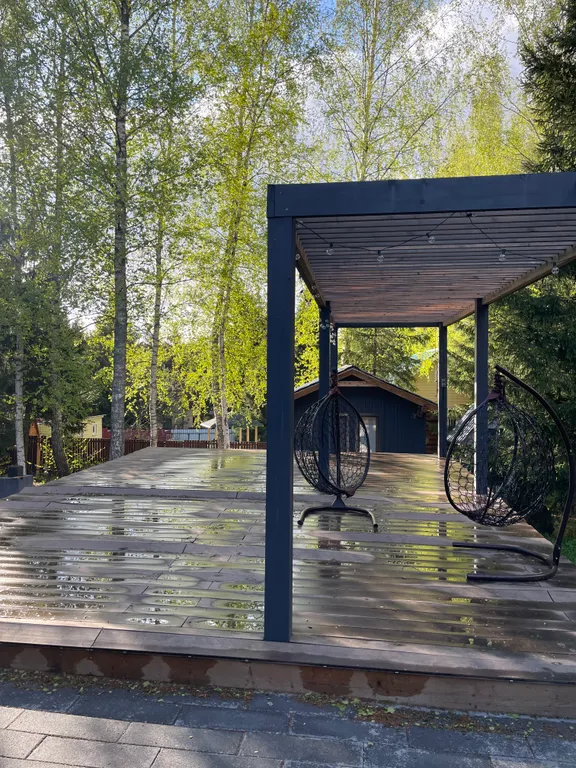 Уютный домик в ёлках