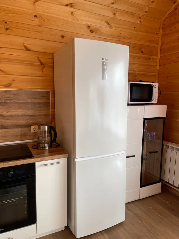 Уютный дом у леса и озера