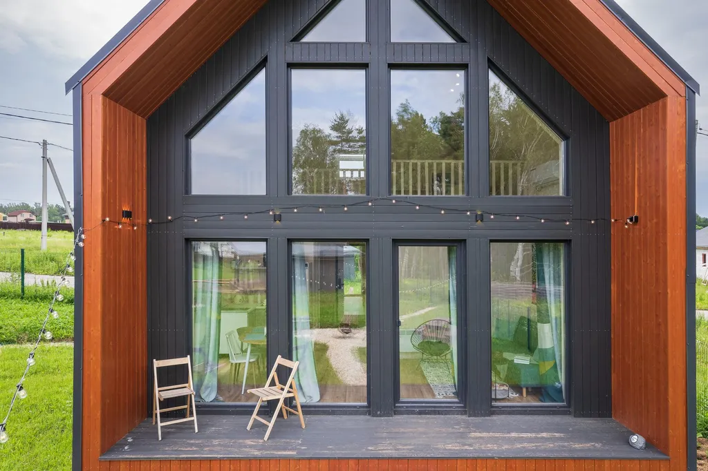 Яркий коттедж с панорамным видом на лес рядом с баней