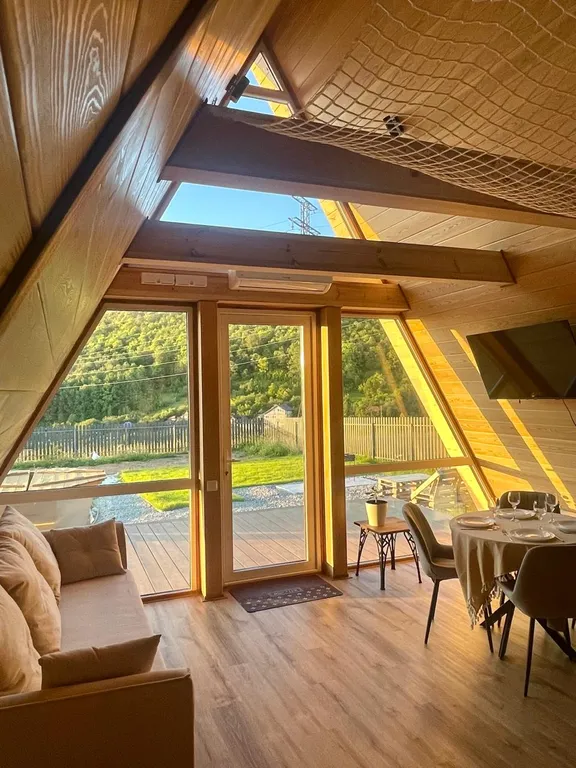 Коттедж Уютный домик Афрейм с видом на горы и лес — Аша