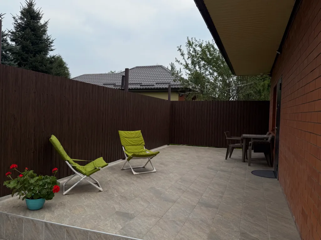 Новый дом в тихом месте недалеко от центра города