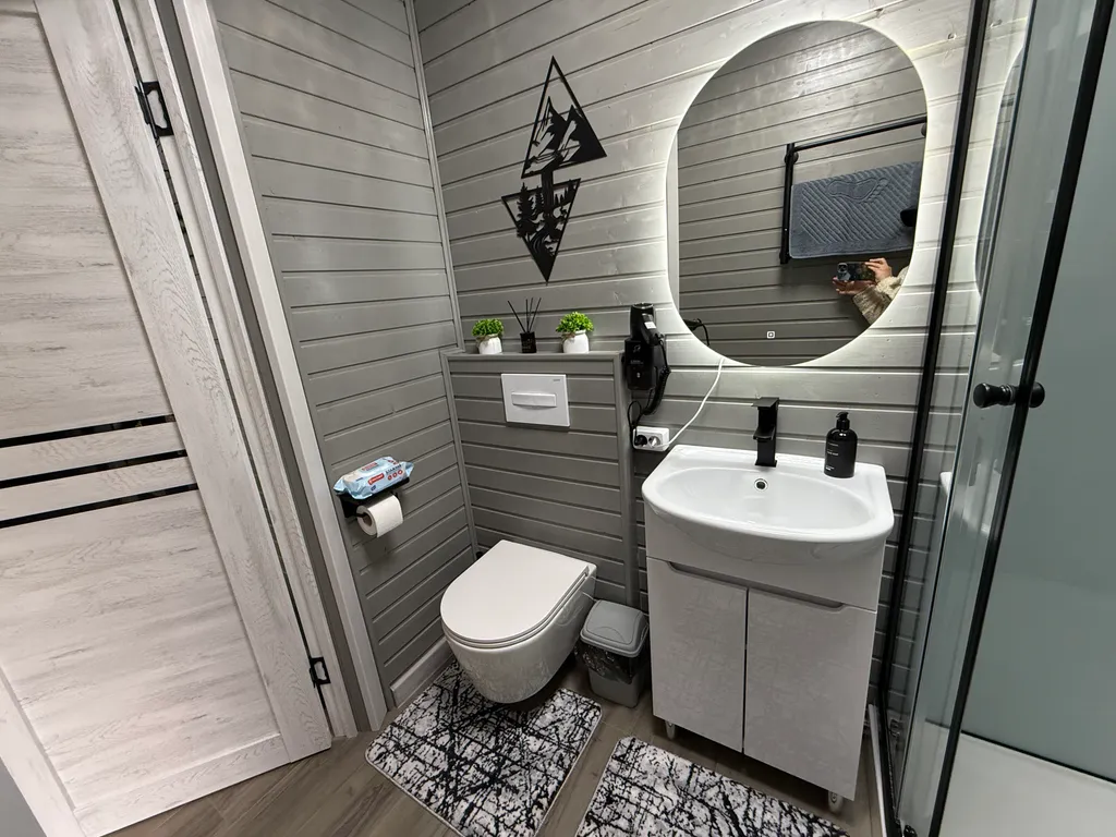 Уютная жилая комната на двоих в деревянном таунхаусе