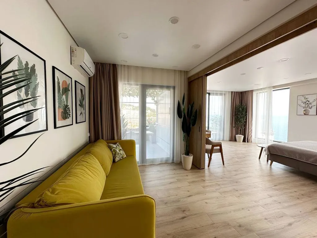 Огромные апартаменты с прямым видом на море и террасой 40 кв. метров