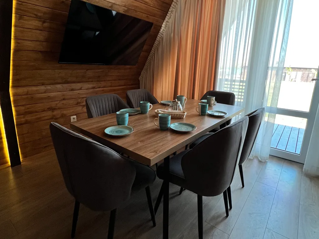 А-фрейм с бассейном и видом на озеро