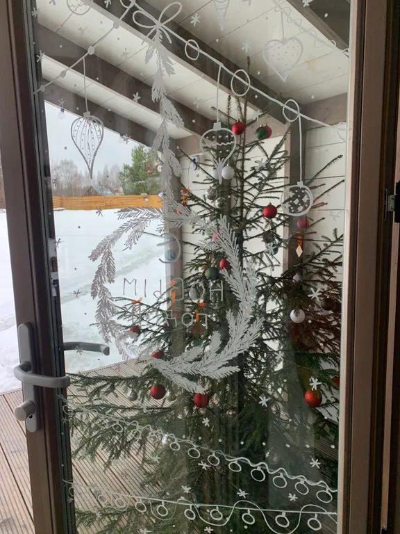 Дом с панорамными окнами в окружении леса