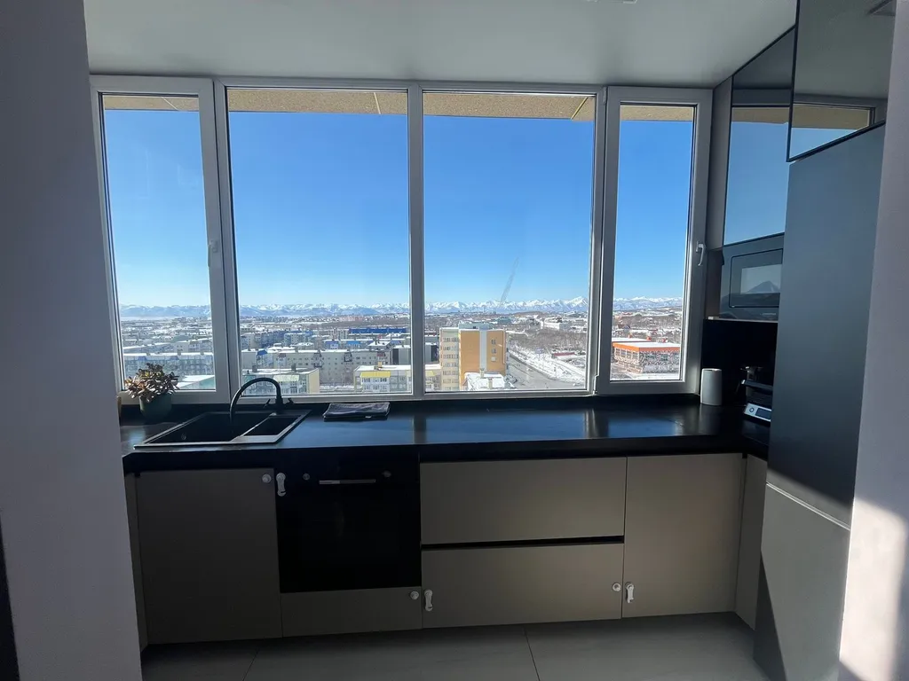 Теплая солнечная квартира с видом на вулканы, горы, бухты и город