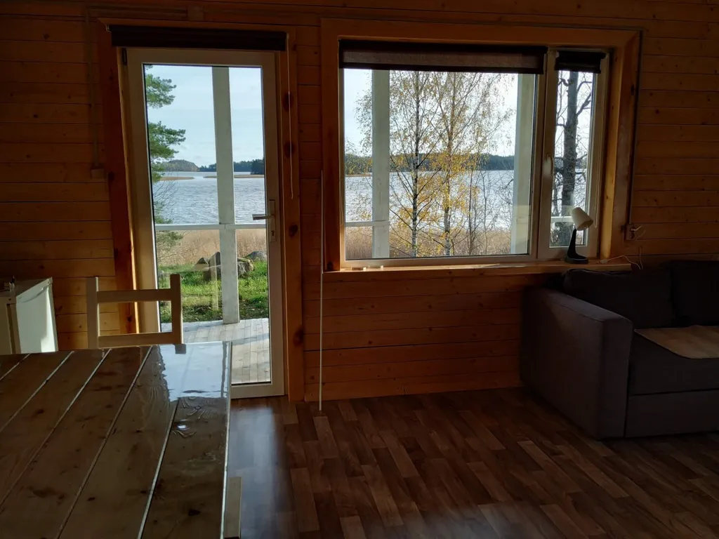 Домик на берегу залива Ладожского озера