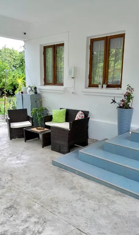 Большой двухэтажный дом с видом на горы