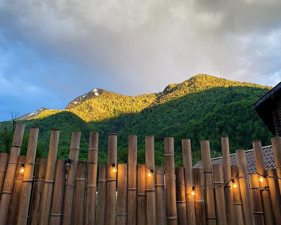 Дом Света с видом на горы в аутентичном пространстве Sunsvet