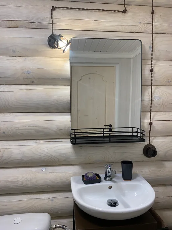 Уютный домик в лесу у пруда