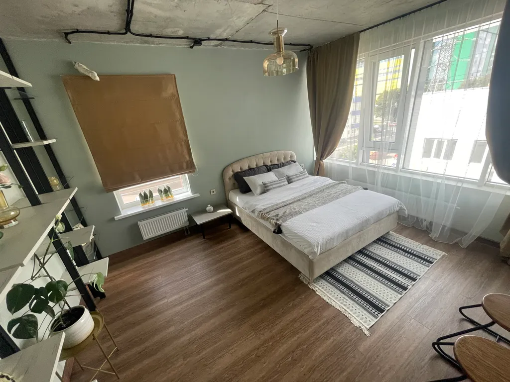 Просторная и светлая квартира с огромными окнами