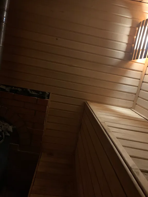 Дом на берегу озера с собственной конюшней