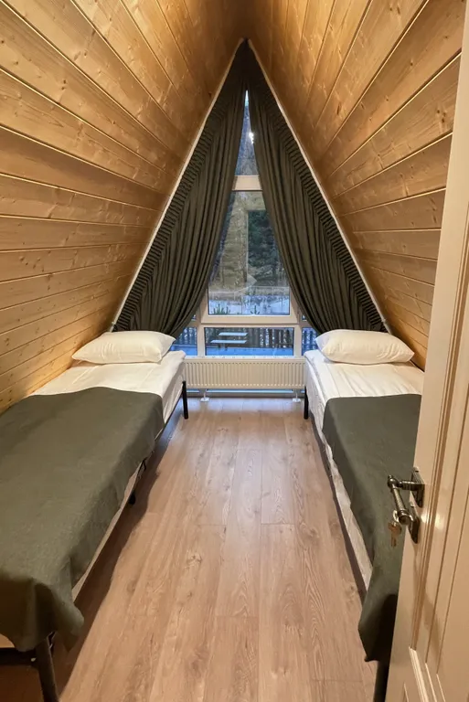 Двухэтажный A-frame домик у реки Гарабаши с видом на горы