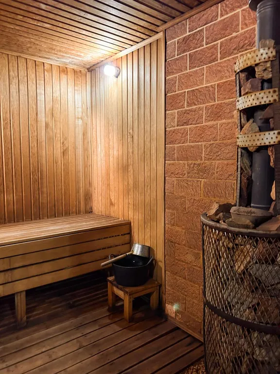 Коттедж с двумя спальнями, баней и открытым бассейном