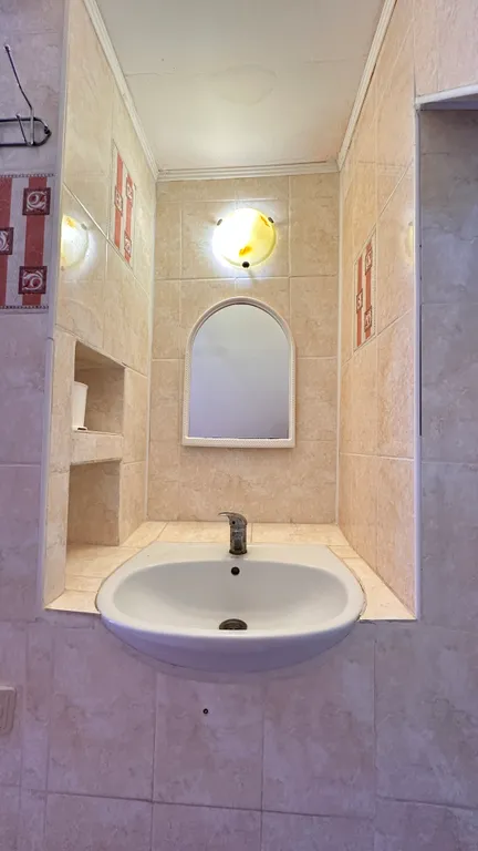 Благоустроенная комната в коттедже с двумя балконами и видом на море.