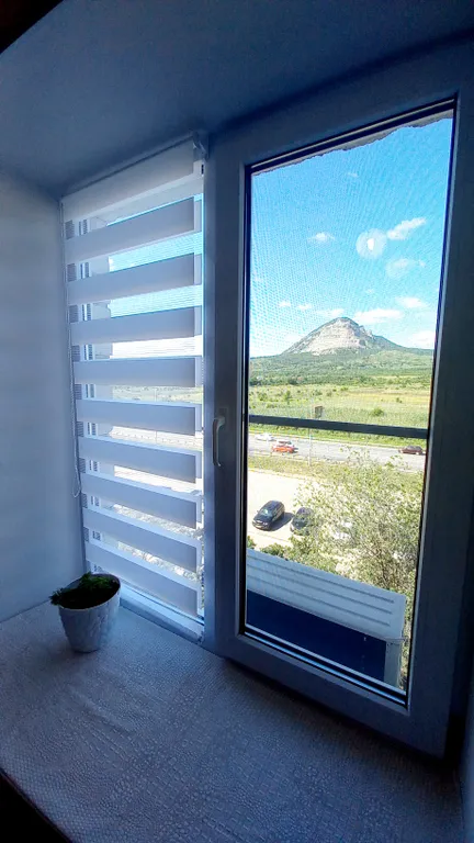 Уютная квартира в центре города с видом на гору Змейка