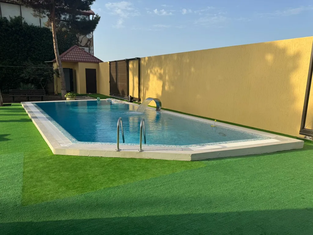 Дача на берегу моря с бассейном