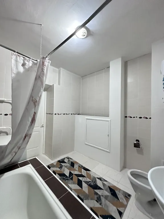 Просторная рядом с рекой и лесом