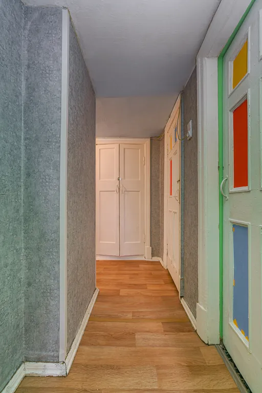 Большая комната с персональным компьютером