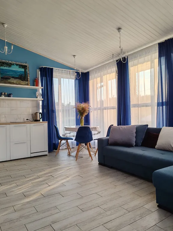 Дом усадьбы Александровские Горы на берегу озера Кривое