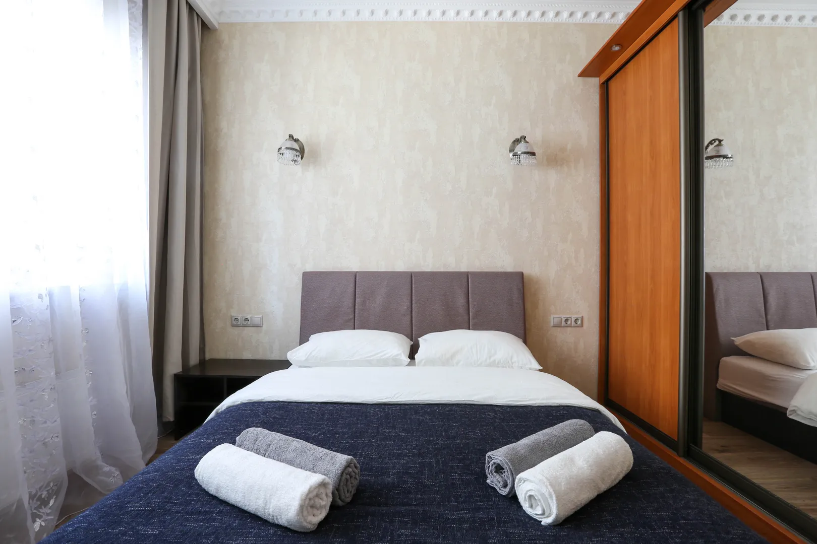 Уютная спальня с качественной кроватью и удобным матрасом. На стене новый ЖК-телевизор, на окнах шторы Blackout  - всё для вашего комфортного сна!