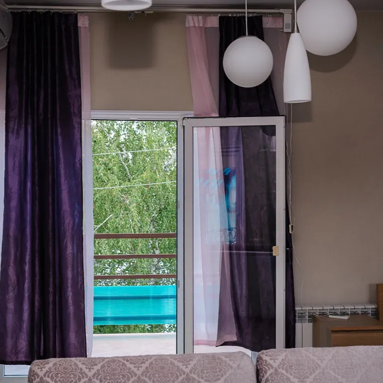 Домик прямо на берегу озера Тосканка