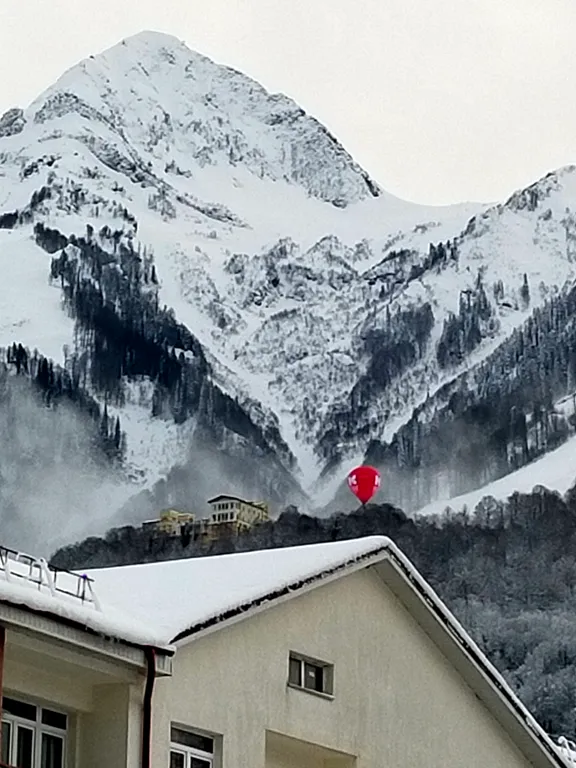 Квартира с балконом и видом на горы