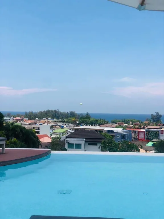 Уютная квартира у пляжа Карон с видовым бассейном на крыше