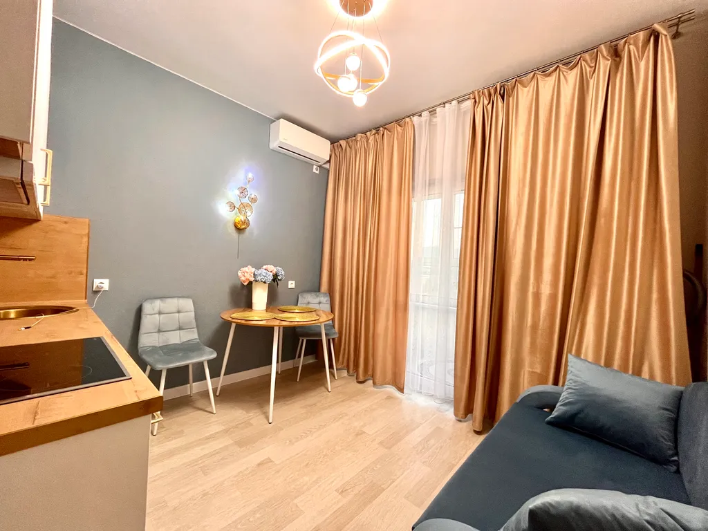 Комфортабельная видовая квартира с дизайнерским ремонтом возле моря