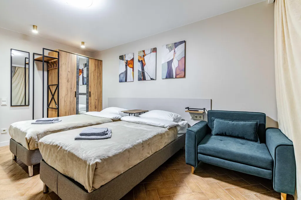 Квартира Уютная комната с выходом на балкон в трёхкомнатной квартире — Екатеринбург